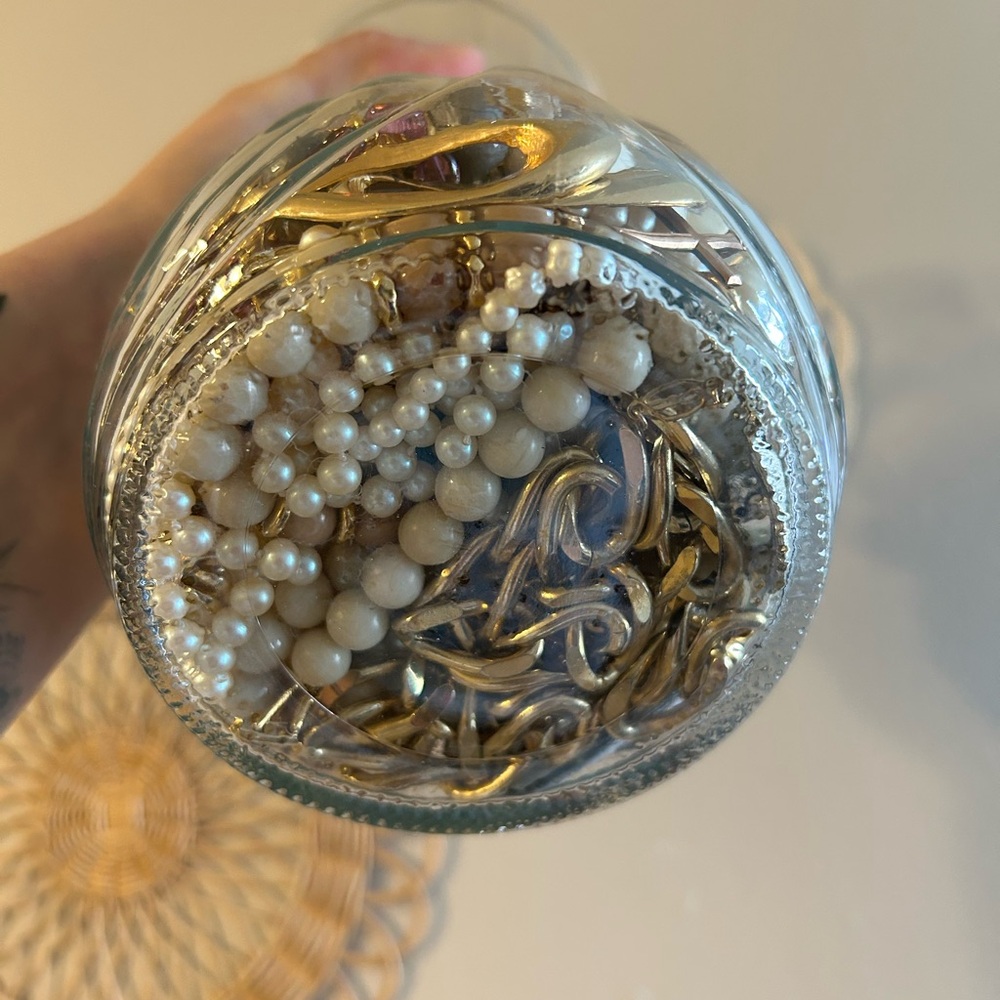 Elegant Vintage Costume Jewelry Timeless Pieces Necklaces Bracelets Brooches Etc - Picture 6 of 11